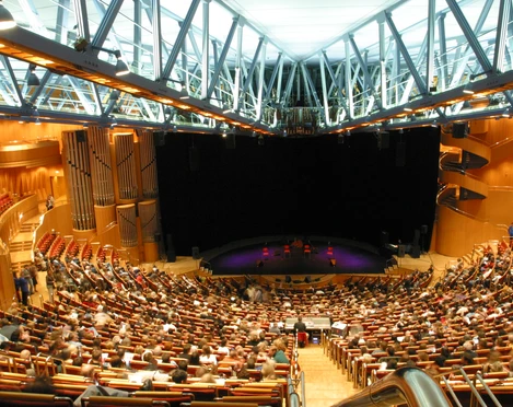 Kölner Philharmonie Innenansicht der Kölner Philharmonie mit voll besetztem Konzertsaal, modernen Holzwänden und einer beeindruckenden Orgel im Hintergrund.Interior view of the Cologne Philharmonic Hall with a full concert hall, modern wooden walls and an impressive organ in the background.