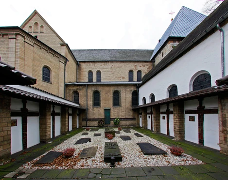 St. George Innenhof der romanischen Kirche St. Georg in Köln, umgeben von historischen Gebäudestrukturen.Inner courtyard of the Romanesque church of St. George in Cologne, surrounded by historic building structures.
