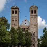 Saint Gereon Romanische Kirche Sankt Gereon in Köln mit zwei markanten Türmen, umgeben von grünen Bäumen.Romanesque church of St. Gereon in Cologne with two striking towers, surrounded by green trees.