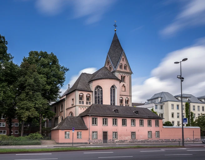 St. Mary in Lyskirchen Die romanische Kirche Sankt Maria Lyskirchen in Köln, umgeben von Bäumen und moderner Bebauung.The Romanesque church of St. Maria Lyskirchen in Cologne, surrounded by trees and modern buildings.