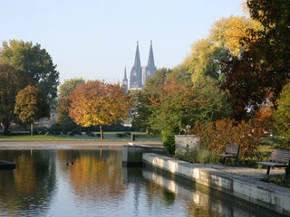 Rhine Park Herbstliche Bäume im Kölner Rheinpark spiegeln sich im Wasser. Der Dom thront im Hintergrund.Autumnal trees in Cologne's Rhine Park are reflected in the water. The cathedral towers in the background.