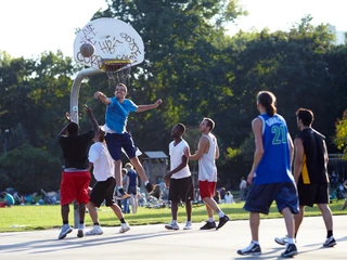 Cologne green belt Auf dem Bild ist eine Gruppe von Menschen zu sehen, die im Freien Basketball spielen. Im Hintergrund sind Menschen auf einer Wiese zu erkennen, die den sonnigen Tag genießen. The picture shows a group of people playing basketball outdoors. In the background, people can be seen on a meadow enjoying the sunny day.