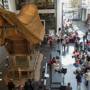 Rautenstrauch-Joest Museum Das Bild zeigt das belebte Foyer des Rautenstrauch-Joest-Museums während eines Themen-Tages. Im Mittelpunkt steht ein traditionelles indiges Hausmodell aus Holz. The picture shows the lively foyer of the Rautenstrauch-Joest Museum during a theme day. At the center is a traditional Indian house model made of wood.