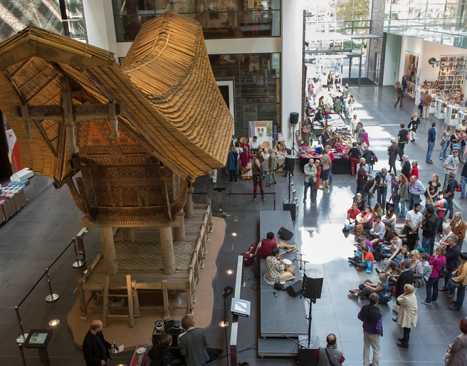 Rautenstrauch-Joest Museum Das Bild zeigt das belebte Foyer des Rautenstrauch-Joest-Museums während eines Themen-Tages. Im Mittelpunkt steht ein traditionelles indiges Hausmodell aus Holz. The picture shows the lively foyer of the Rautenstrauch-Joest Museum during a theme day. At the center is a traditional Indian house model made of wood.