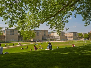 University of Cologne Grüne Wiesen vor dem Hauptgebäude der Universität zu Köln, Menschen entspannen und genießen das Wetter.Green meadows in front of the main building of the University of Cologne, people relaxing and enjoying the weather.