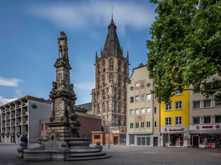 Historic town hall Alter Markt in der Kölner Altstadt mit historischem Brunnen und Rathaus im Hintergrund.Old market in Cologne's old town with historic fountain and town hall in the background.