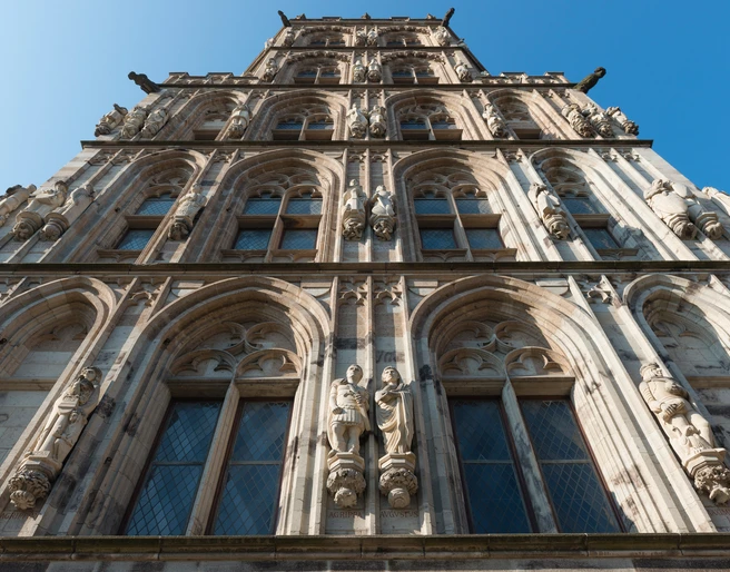 historical town hall  Ansicht des Historischen Rathauses in der Altstadt von unten, zeigt den gotischen Baustil mit detailreichen Statuen.View of the historic town hall in the old town from below, showing the Gothic architectural style with detailed statues.
