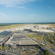 Köln Bonn Airport Luftaufnahme des Flughafens Köln/Bonn mit Terminalgebäuden, Parkplätzen und Start-/Landebahnen bei blauem Himmel.Aerial view of Cologne/Bonn Airport with terminal buildings, parking lots and runways under a blue sky.