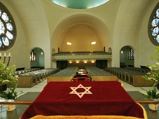 Synagogue Heller Innenraum der Synagoge Roonstraße Köln mit Sternmotiv auf rotem Pulttuch, Bänke symmetrisch.Bright interior of the Roonstraße synagogue in Cologne with star motif on red cloth, symmetrical benches.