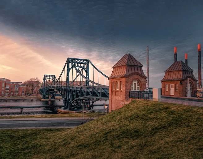 Kaiser-Wilhelm-Brücke mit Brückenwärterhäuschen