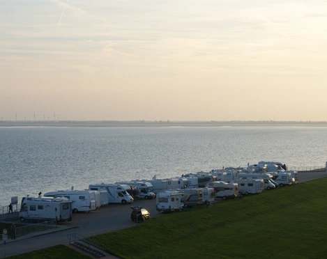 Wohnmobilstellplatz auf dem Fliegerdeich