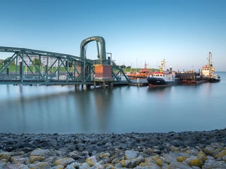 Blick in den Nassauhafen und auf die Nassaubrücke