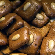 Printen, die jeweils mit einer ganzen Mandel verziert sind.