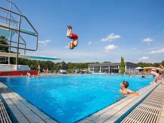 freibad-sprung-vom-dreimeterbrett