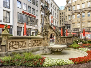 Pixies’ Fountain Ein kunstvoller Brunnen mit Skulpturen inmitten urbaner Umgebung.An artistic fountain with sculptures in an urban setting.