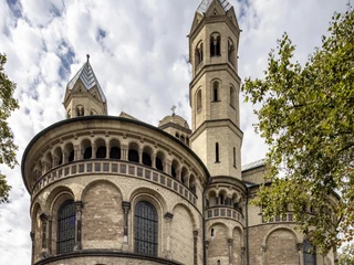 Saint Apostles Die Abteikirche St. Aposteln in Köln zeigt eine romanische Architektur mit markanten Türmen und Bögen.The abbey church of St. Aposteln in Cologne features Romanesque architecture with striking towers and arches.