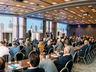 Tagungsräume Egmont und Iphigenie in parlamentarischer Bestuhlung im Tagungshotel HYPERION Hotel Leipzig | Leipzig Convention Bureau  Tagungsräume Egmont und Iphigenie in parlamentarischer Bestuhlung im Tagungshotel HYPERION Hotel Leipzig – präsentiert vom Leipzig Convention BureauMeeting rooms Egmont and Iphigenie with parliamentary seating at the conference hotel HYPERION Hotel Leipzig – presented by the Leipzig Convention Bureau