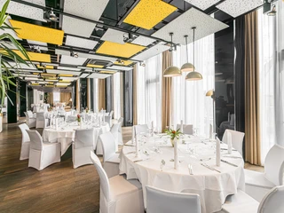 Skylounge meeting room with parliamentary at the conference hotel INNSIDE by Meliá Leipzig | Leipzig Convention Bureau Tagungsraum Skylounge in parlamentarischer Bestuhlung im Tagungshotel INNSIDE by Meliá Leipzig – präsentiert vom Leipzig Convention BureauSkylounge meeting room with parliamentary at the conference hotel INNSIDE by Meliá Leipzig – presented by the Leipzig Convention Bureau