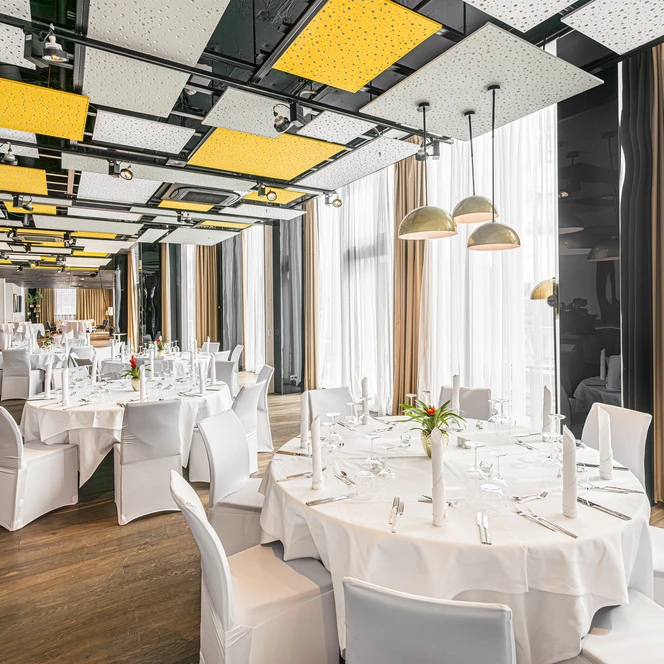 Tagungsraum Skylounge in parlamentarischer Bestuhlung im Tagungshotel INNSIDE by Meliá Leipzig | Leipzig Convention Bureau