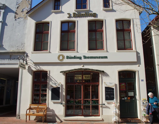 Das Bild zeigt das Haus vom Bünting Teemuseum