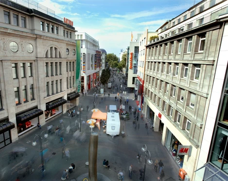 Schildergasse Menschen flanieren über die belebte Schildergasse in Köln. Geschäfte säumen den Weg.People stroll along the busy Schildergasse in Cologne. Stores line the way.