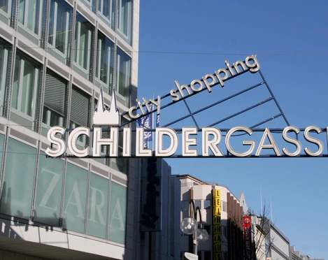 Schildergasse Das Bild zeigt das Eingangsschild der Schildergasse in der Kölner Innenstadt. Die Schildergasse, eine der meistfrequentierten Einkaufsstraßen Europas, ist ein beliebter Anlaufpunkt für Shopping-Begeisterte.The picture shows the entrance sign to Schildergasse in Cologne's city center. Schildergasse, one of the busiest shopping streets in Europe, is a popular destination for shopping enthusiasts.