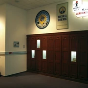 Gründer- und Unternehmermuseum Im Gründer- und Unternehmermuseum sind historische Bierwerbeschilder und eine locker stehende Holzmöbelvitrine zu sehen.