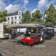 Markttag im Dorf Saarn