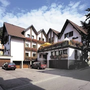 Haupthaus mit Restaurant und 15 Doppelzimmer und 4 Einzelzimmer.