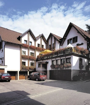 Haupthaus mit Restaurant und 15 Doppelzimmer und 4 Einzelzimmer.