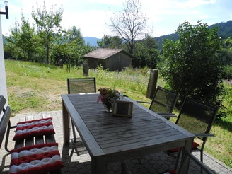 Grosszügige Terrasse der Fewo "Hennehisli"