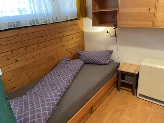 Schlafzimmer mit zwei Einzelbetten