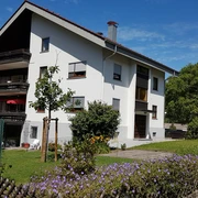 Hausansicht mit Garten