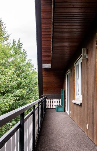 Balkon mit Waldblick