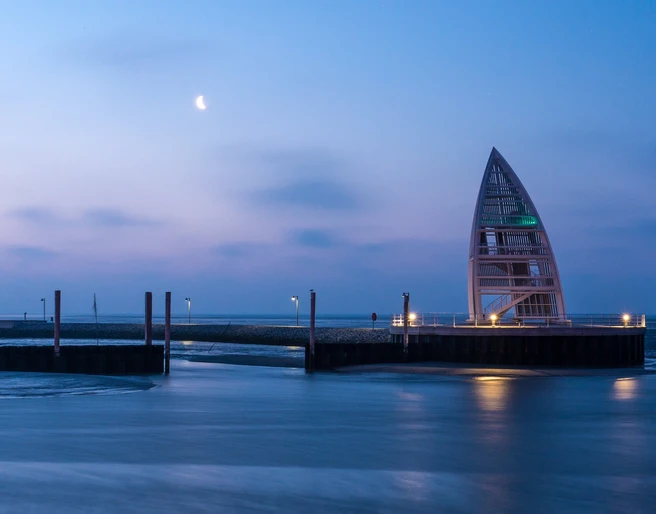 seezeichen-abenddaemmerung-juist Seebrücke mit Seezeichen Juist