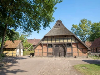 bauernhaus-im-sonnenschein