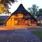bauernhaus-mit-abendlicher-beleuchtung