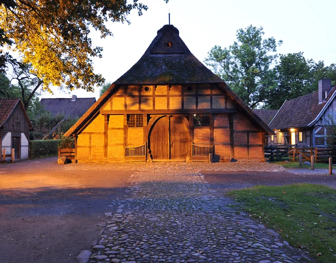 bauernhaus-mit-abendlicher-beleuchtung