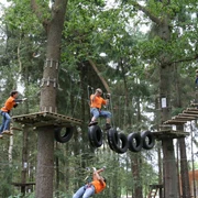 Kletterwald Menschen klettern in einem Wald auf spannenden Seilkonstruktionen und genießen ein Abenteuer.