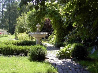 vogeltraenke-kneipp-garten-quer Das Bild zeigt eine Vogeltränke im Kneipp-Garten