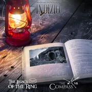 Indizio  Auf einem Holztische steht eine Öllampe, die warmes Licht abgibt, und ein aufgeschlagenes Buch Mit schwarz-weiß Bild und unleserlichem Text daneben.