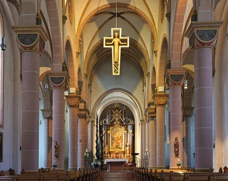 Blick in die Nicolaikirche mit segnendem Jesus unter dem Gewölbe