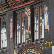 hx-adamevahaus-thomashampel-2 Farbiges Schnitzwerk mit Darstellung der Schöpfungsgeschichte an Fachwerkhaus
