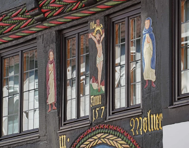 hx-adamevahaus-thomashampel-2 Farbiges Schnitzwerk mit Darstellung der Schöpfungsgeschichte an Fachwerkhaus