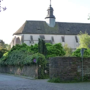 marienkirche_stephanberg Marienkirche mit alter Klostermauer und Baumbestand
