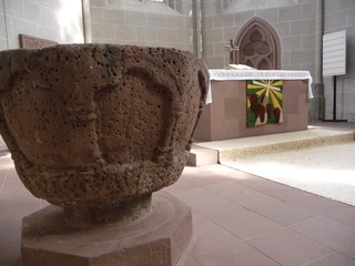 marienkirche_taufstein_stephanberg Taufstein in der Marienkirche mit Altar im Hintergrund