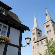 Türme der Kilianikirche und Ecke eines Fachwerkhauses aus der Froschperspektive