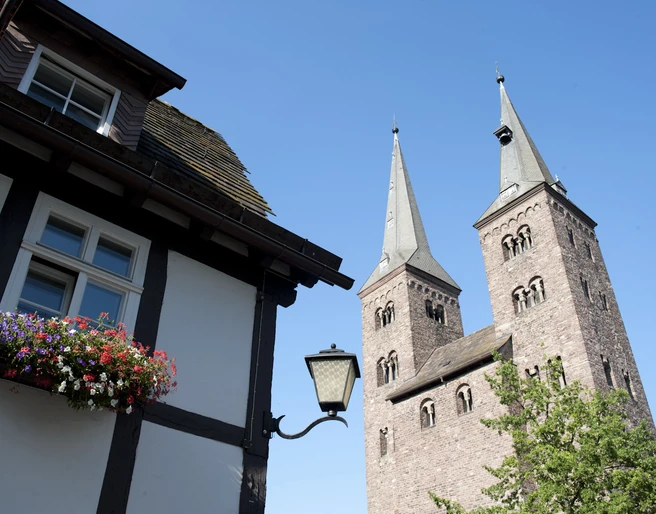 hx-kilianikirche-andreashub Türme der Kilianikirche und Ecke eines Fachwerkhauses aus der Froschperspektive