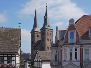 hx-kilianikirche-thomashampel-1 Blick auf Kirche in historischer Baukulisse