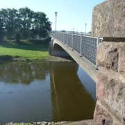 hx-weserbruecke-stephanberg Weserbrücke mit Weser, im Vordergrund Steinpfeiler der Weserbrücke